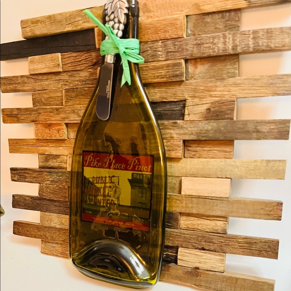Pike Place Pinot Flattened Wine Bottle Cheese Serving Tray with Spreader Knife - Picture 3 of 10